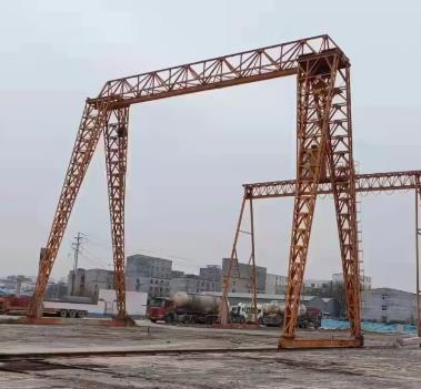 當(dāng)起重機(jī)設(shè)備停機(jī)時(shí)，需要檢查整個(gè)設(shè)備的表面