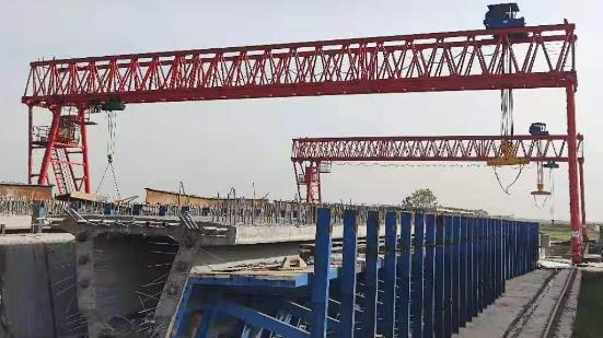 為什么要對(duì)門式起重機(jī)進(jìn)行定時(shí)清理？