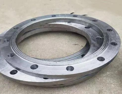 法蘭盤的裝配與連接特點(diǎn)是什么？龍門吊廠家為您解答